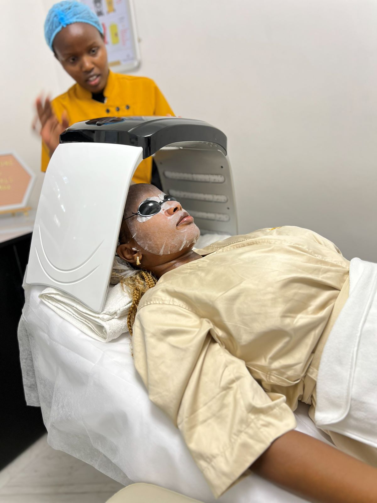 LED panel treatment with a hydrating sheet mask